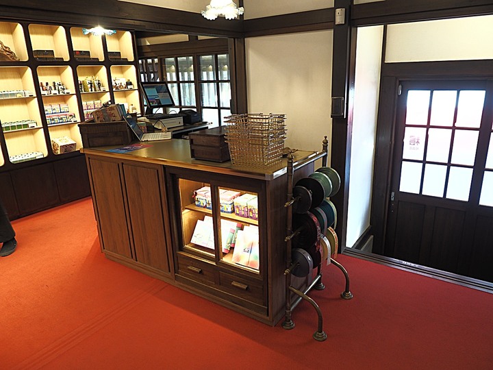 赤崁東街日式宿舍(明治町冰淇淋)、原臺南測候所、原鶯料理、西市場、河樂廣場(臺南運河) — 臺南老街市之日治時期建築,外掛美味純日式拉麵 — 一拉面
