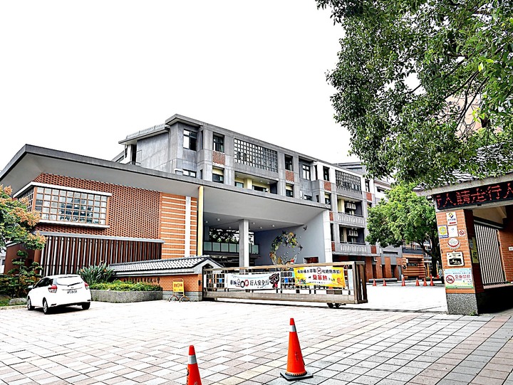 臺灣客家茶文化館、太平紅橋、龍潭大池、鍾肇政文學生活園區、武德殿 — 茶鄉龍潭一日行旅,外掛香噴噴的炸全雞配涼麵