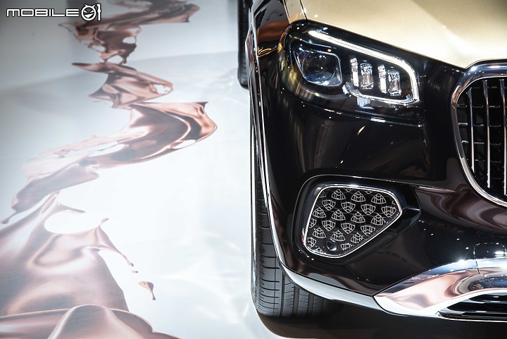 【採訪】Mercedes-Maybach GLS小改款現身Art Taipei,結合黃敬中藝術作品呈現高端奢華風采!