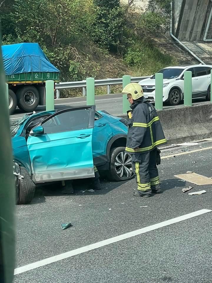 大貨車爆胎，小車的車頂被壓扁