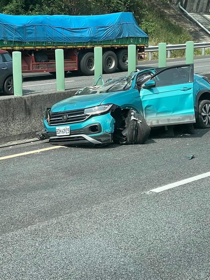 大貨車爆胎，小車的車頂被壓扁