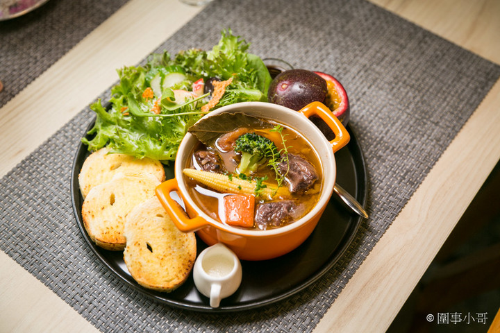 馬祖新村美食-YA bistro,一間集美味餐點與優閒氛圍於一身的法式鄉村餐館。如果在馬祖新村逛累了,來YA坐坐吧。桃園中壢美食推薦
