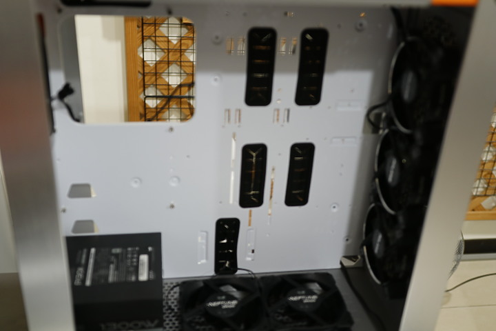 INWIN 金屬框架全模組機殼。DUBILI - 銀灰開箱