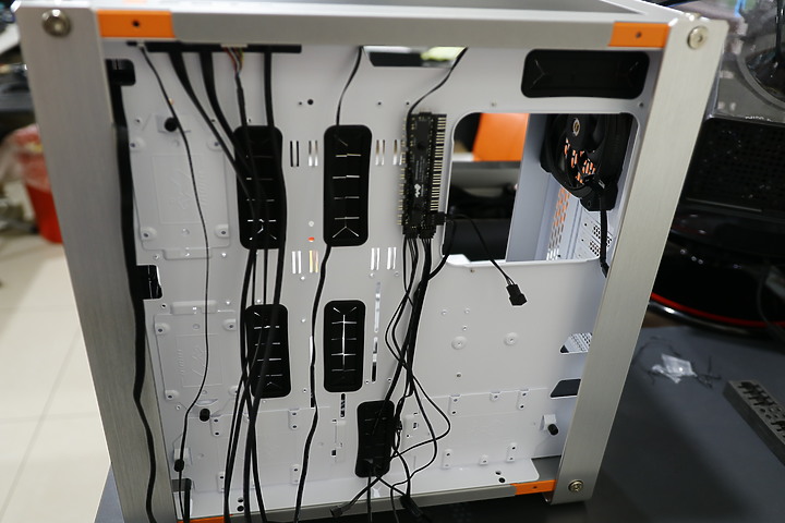 INWIN 金屬框架全模組機殼。DUBILI - 銀灰開箱