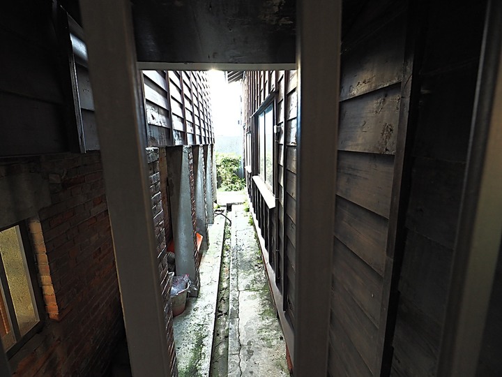 赤崁東街日式宿舍(明治町冰淇淋)、原臺南測候所、原鶯料理、西市場、河樂廣場(臺南運河) — 臺南老街市之日治時期建築,外掛美味純日式拉麵 — 一拉面