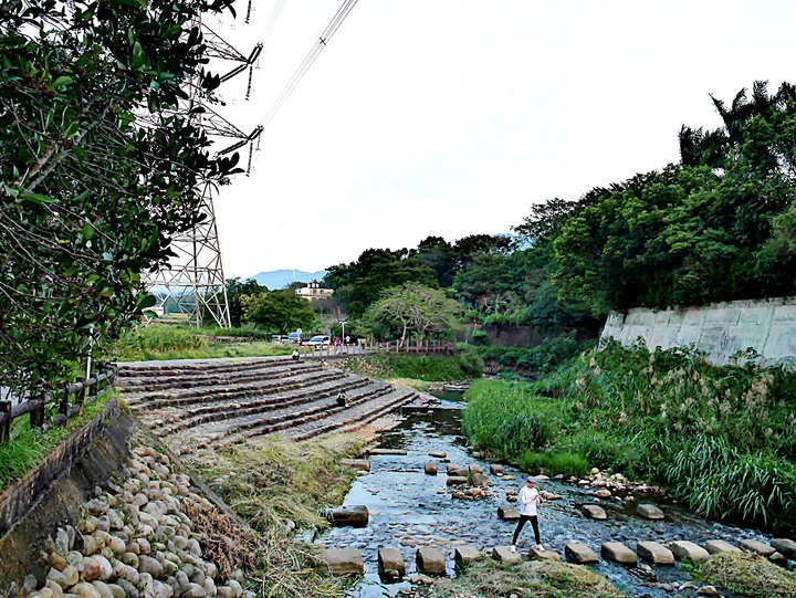 臺灣客家茶文化館、太平紅橋、龍潭大池、鍾肇政文學生活園區、武德殿 — 茶鄉龍潭一日行旅,外掛香噴噴的炸全雞配涼麵