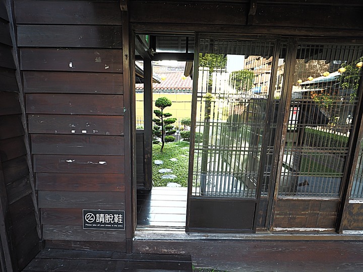 赤崁東街日式宿舍(明治町冰淇淋)、原臺南測候所、原鶯料理、西市場、河樂廣場(臺南運河) — 臺南老街市之日治時期建築,外掛美味純日式拉麵 — 一拉面