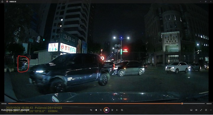 不讓救護車 吃罰單,讓了 妳檢舉我!!