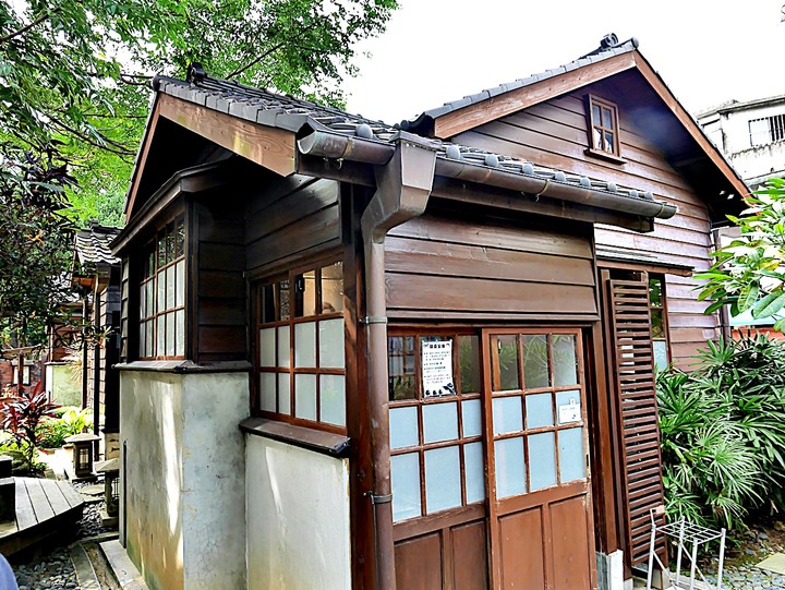 臺灣客家茶文化館、太平紅橋、龍潭大池、鍾肇政文學生活園區、武德殿 — 茶鄉龍潭一日行旅,外掛香噴噴的炸全雞配涼麵