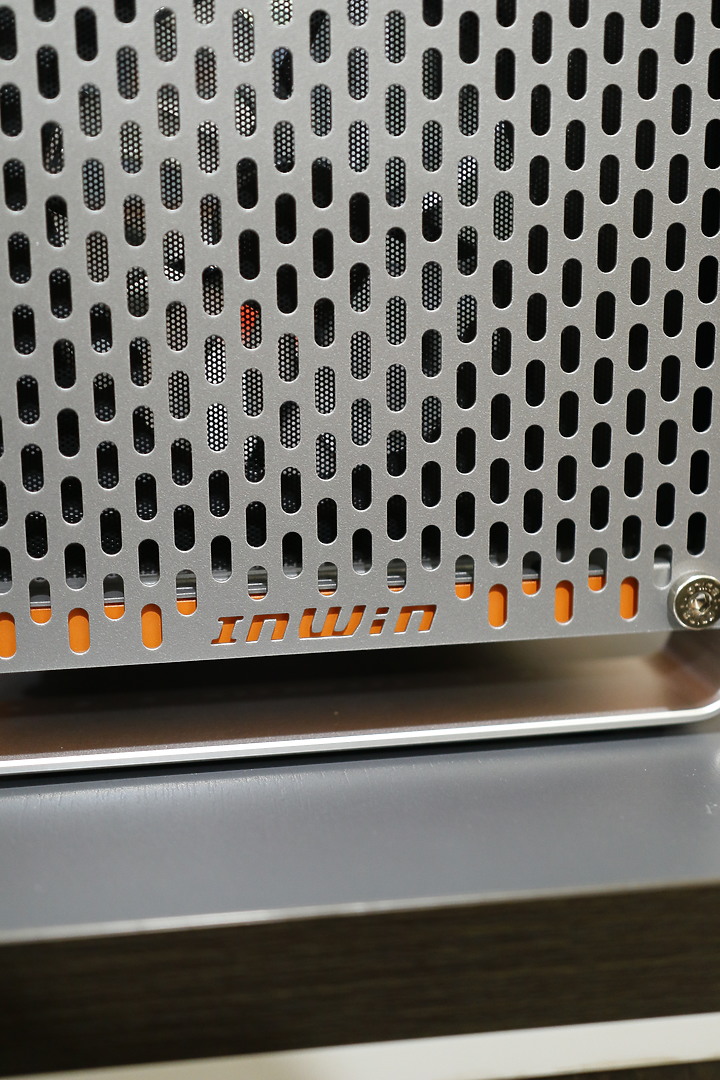 INWIN 金屬框架全模組機殼。DUBILI - 銀灰開箱