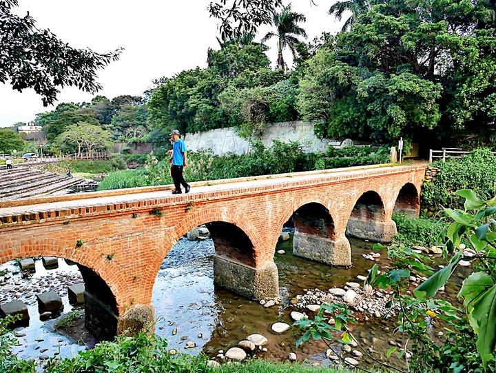臺灣客家茶文化館、太平紅橋、龍潭大池、鍾肇政文學生活園區、武德殿 — 茶鄉龍潭一日行旅,外掛香噴噴的炸全雞配涼麵
