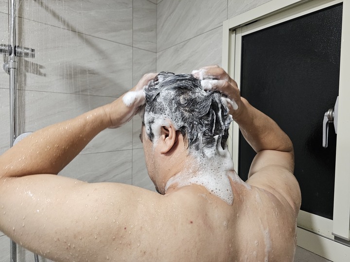 熟男必修的氣味學分【 LUCIDO 倫士度:頭皮去味洗髮精、零涼感去味沐浴露】改善油垢味,讓身體氣味不會被二一