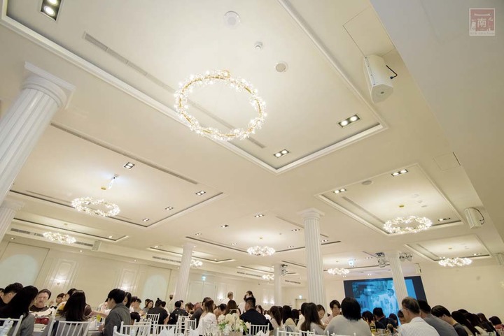 【臺南宴會】白色系歐式婚禮，可容納35桌的空間，適合宴會、會議及尾牙，活動包場也超合適~涵花庭會館   - 南人幫