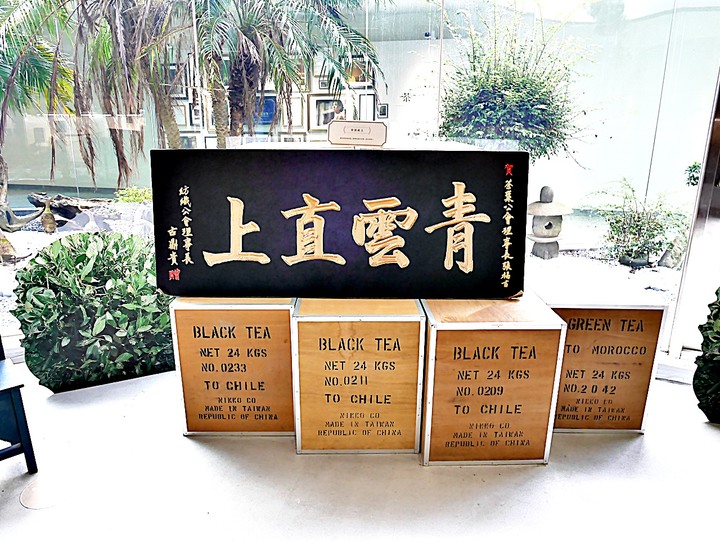 臺灣客家茶文化館、太平紅橋、龍潭大池、鍾肇政文學生活園區、武德殿 — 茶鄉龍潭一日行旅,外掛香噴噴的炸全雞配涼麵