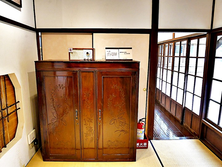 臺灣客家茶文化館、太平紅橋、龍潭大池、鍾肇政文學生活園區、武德殿 — 茶鄉龍潭一日行旅,外掛香噴噴的炸全雞配涼麵