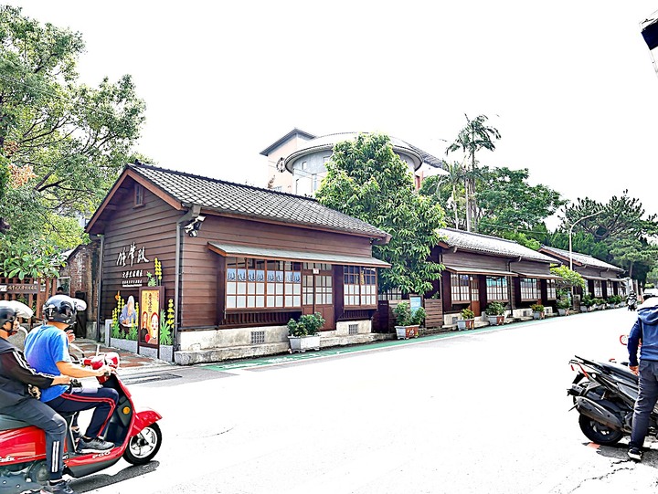 臺灣客家茶文化館、太平紅橋、龍潭大池、鍾肇政文學生活園區、武德殿 — 茶鄉龍潭一日行旅,外掛香噴噴的炸全雞配涼麵