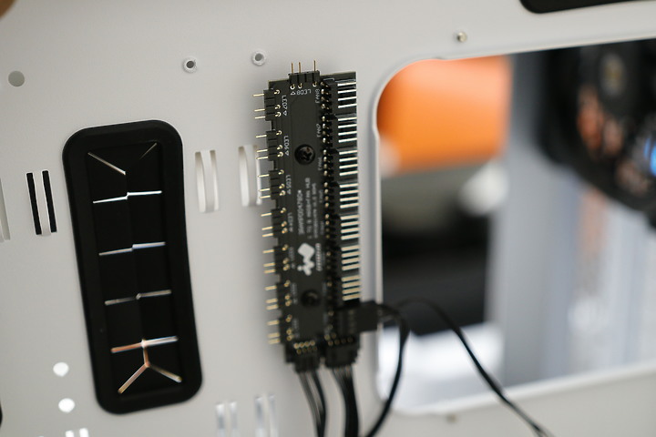 INWIN 金屬框架全模組機殼。DUBILI - 銀灰開箱