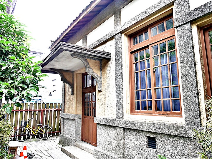臺灣客家茶文化館、太平紅橋、龍潭大池、鍾肇政文學生活園區、武德殿 — 茶鄉龍潭一日行旅，外掛香噴噴的炸全雞配涼麵