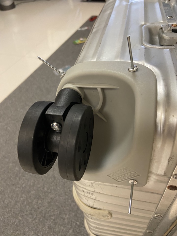 rimowa 輪子+輪子底座,自己更換,不專業分享。