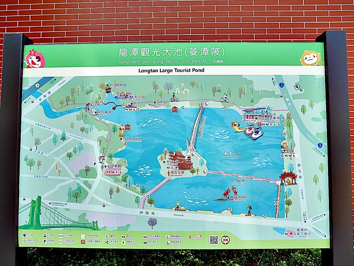 臺灣客家茶文化館、太平紅橋、龍潭大池、鍾肇政文學生活園區、武德殿 — 茶鄉龍潭一日行旅,外掛香噴噴的炸全雞配涼麵