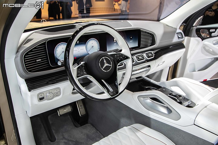 【採訪】Mercedes-Maybach GLS小改款現身Art Taipei,結合黃敬中藝術作品呈現高端奢華風采!
