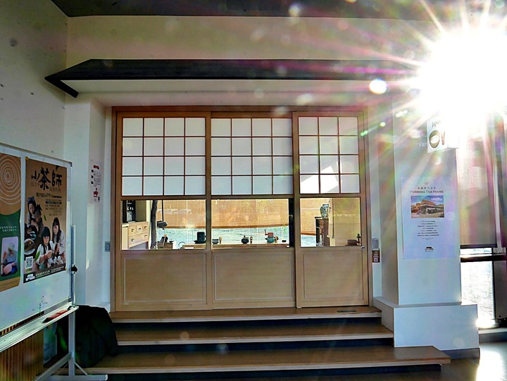 臺灣客家茶文化館、太平紅橋、龍潭大池、鍾肇政文學生活園區、武德殿 — 茶鄉龍潭一日行旅，外掛香噴噴的炸全雞配涼麵