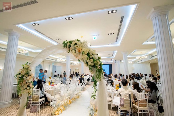 【臺南宴會】白色系歐式婚禮，可容納35桌的空間，適合宴會、會議及尾牙，活動包場也超合適~涵花庭會館   - 南人幫