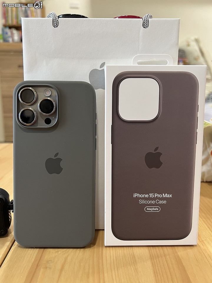 點我看大圖 iPhone15Pro Max配原廠MagSafe"陶土色"矽膠殼