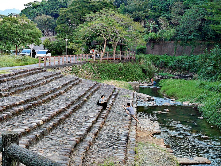 臺灣客家茶文化館、太平紅橋、龍潭大池、鍾肇政文學生活園區、武德殿 — 茶鄉龍潭一日行旅,外掛香噴噴的炸全雞配涼麵