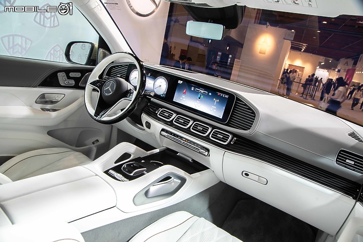 【採訪】Mercedes-Maybach GLS小改款現身Art Taipei,結合黃敬中藝術作品呈現高端奢華風采!