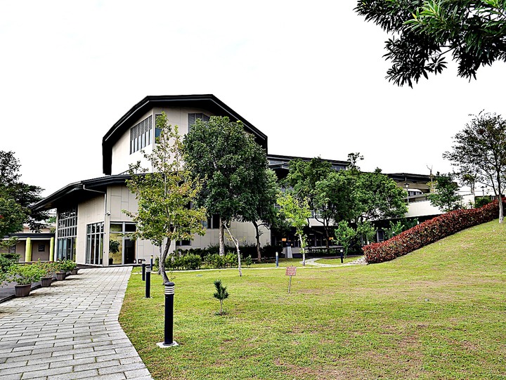 臺灣客家茶文化館、太平紅橋、龍潭大池、鍾肇政文學生活園區、武德殿 — 茶鄉龍潭一日行旅,外掛香噴噴的炸全雞配涼麵