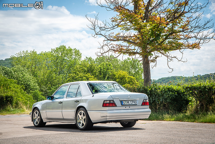 經典試駕|Mercedes-Benz W124 E500 Limited Edition,在維也納圓一個一親芳澤的夢!