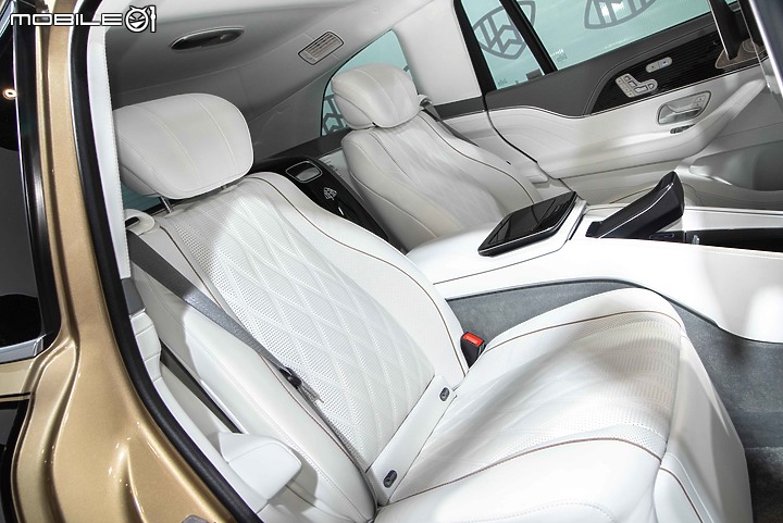 【採訪】Mercedes-Maybach GLS小改款現身Art Taipei,結合黃敬中藝術作品呈現高端奢華風采!