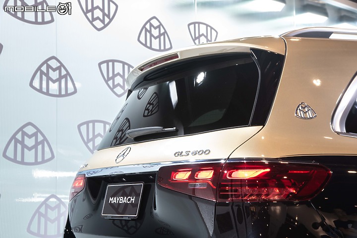 【採訪】Mercedes-Maybach GLS小改款現身Art Taipei,結合黃敬中藝術作品呈現高端奢華風采!
