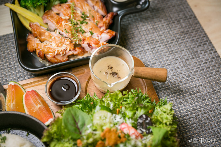 馬祖新村美食-YA bistro,一間集美味餐點與優閒氛圍於一身的法式鄉村餐館。如果在馬祖新村逛累了,來YA坐坐吧。桃園中壢美食推薦