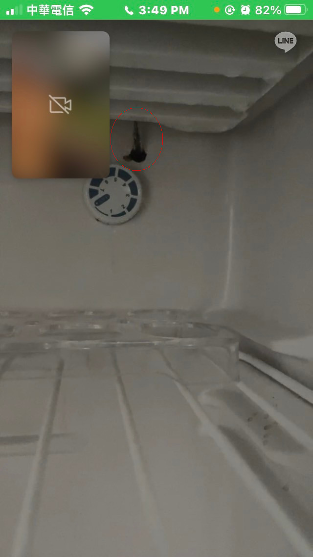 [問題] 請問冰箱中紅圈中的透明軟管是什麼？