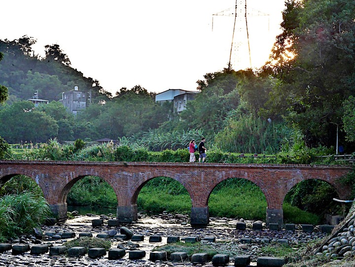 臺灣客家茶文化館、太平紅橋、龍潭大池、鍾肇政文學生活園區、武德殿 — 茶鄉龍潭一日行旅,外掛香噴噴的炸全雞配涼麵