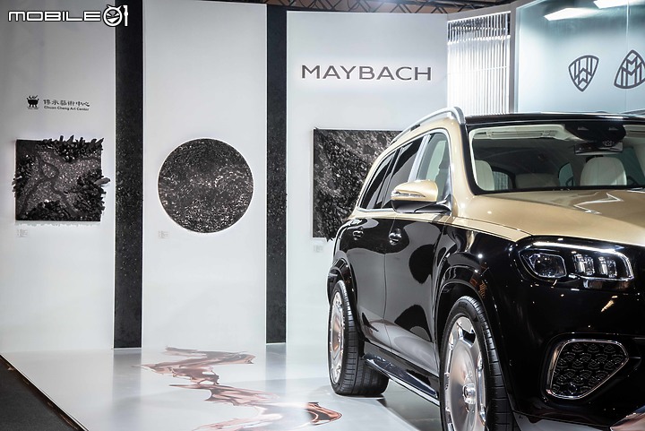 【採訪】Mercedes-Maybach GLS小改款現身Art Taipei,結合黃敬中藝術作品呈現高端奢華風采!