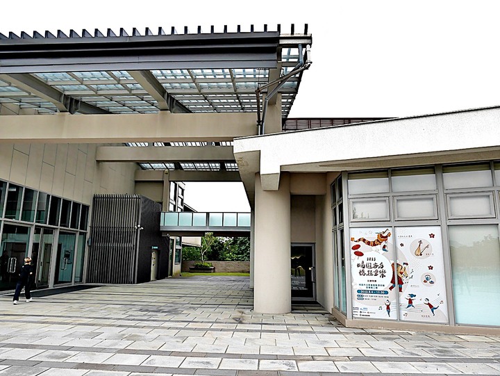 臺灣客家茶文化館、太平紅橋、龍潭大池、鍾肇政文學生活園區、武德殿 — 茶鄉龍潭一日行旅,外掛香噴噴的炸全雞配涼麵