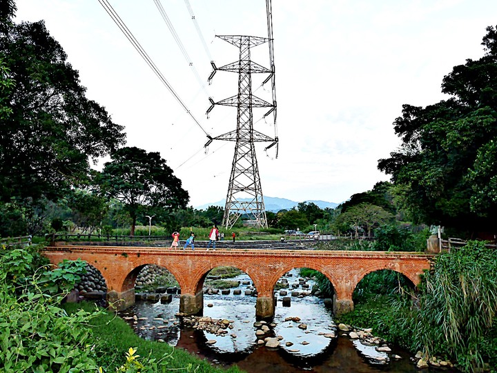 臺灣客家茶文化館、太平紅橋、龍潭大池、鍾肇政文學生活園區、武德殿 — 茶鄉龍潭一日行旅,外掛香噴噴的炸全雞配涼麵