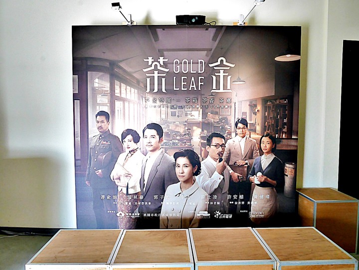 臺灣客家茶文化館、太平紅橋、龍潭大池、鍾肇政文學生活園區、武德殿 — 茶鄉龍潭一日行旅,外掛香噴噴的炸全雞配涼麵