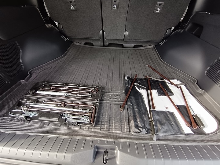 Land cruiser 200 與300 細節差異比較，延伸論台灣同好是否該入手兄弟車LX570?