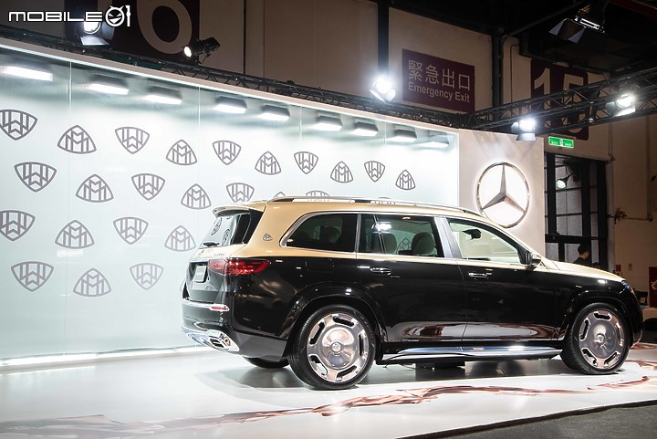 【採訪】Mercedes-Maybach GLS小改款現身Art Taipei,結合黃敬中藝術作品呈現高端奢華風采!