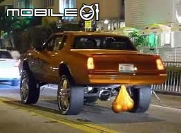 為何外國人流行在車尾掛睪丸？？