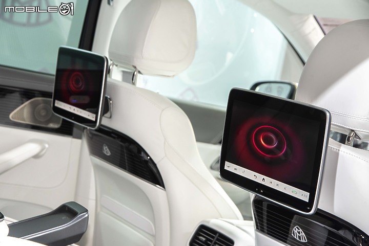 【採訪】Mercedes-Maybach GLS小改款現身Art Taipei,結合黃敬中藝術作品呈現高端奢華風采!