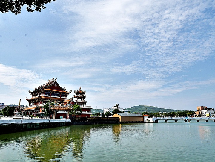 臺灣客家茶文化館、太平紅橋、龍潭大池、鍾肇政文學生活園區、武德殿 — 茶鄉龍潭一日行旅,外掛香噴噴的炸全雞配涼麵