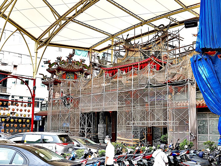 臺灣客家茶文化館、太平紅橋、龍潭大池、鍾肇政文學生活園區、武德殿 — 茶鄉龍潭一日行旅,外掛香噴噴的炸全雞配涼麵