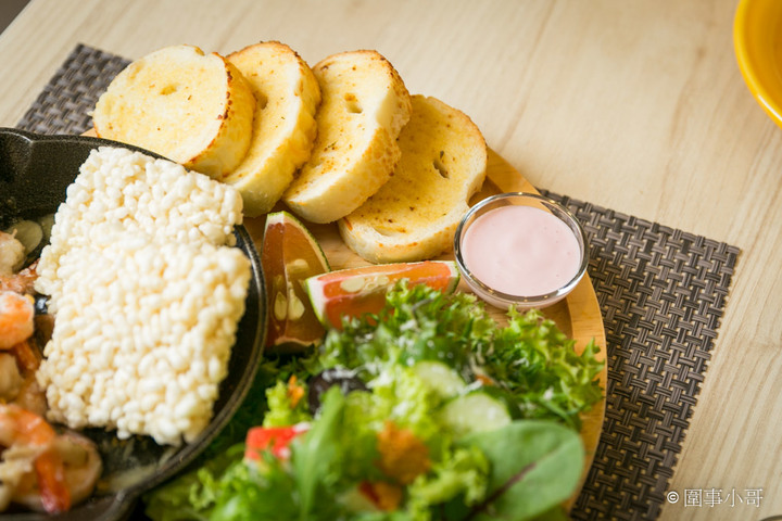 馬祖新村美食-YA bistro,一間集美味餐點與優閒氛圍於一身的法式鄉村餐館。如果在馬祖新村逛累了,來YA坐坐吧。桃園中壢美食推薦