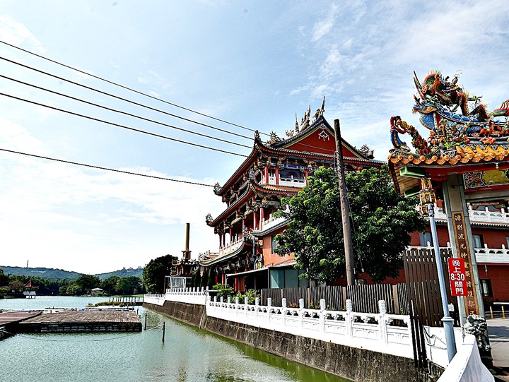 臺灣客家茶文化館、太平紅橋、龍潭大池、鍾肇政文學生活園區、武德殿 — 茶鄉龍潭一日行旅,外掛香噴噴的炸全雞配涼麵