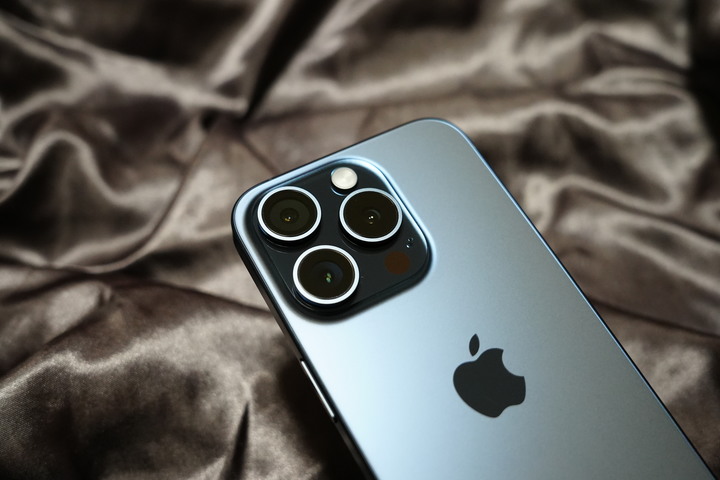 [開箱]--鈦藍iPhone 15 Pro，吸引Android用戶嘗試的機會?